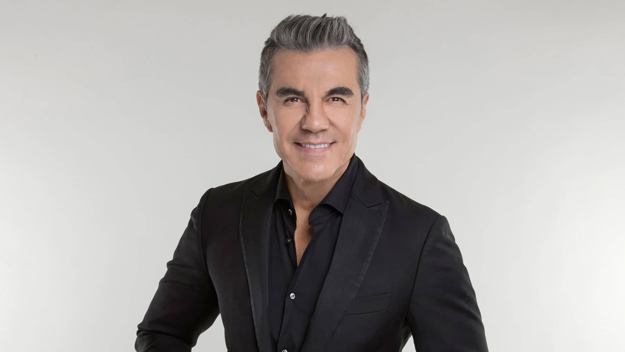 Adrián Uribe: 50 y Pico Tour